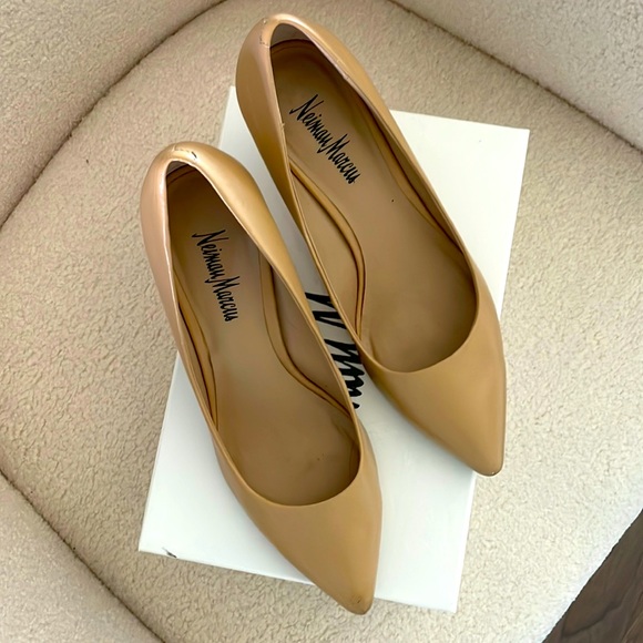 Used 💯 leather nude pumps from Neiman Marcus. - Picture 2 of 8